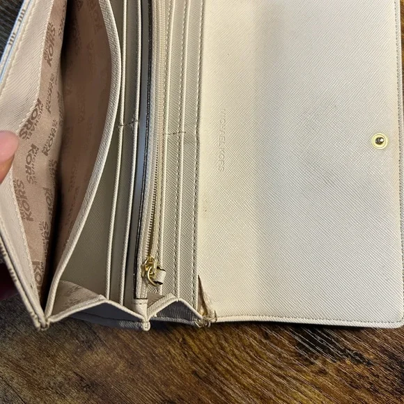 Michael Kors wallet - Picture 4 of 6